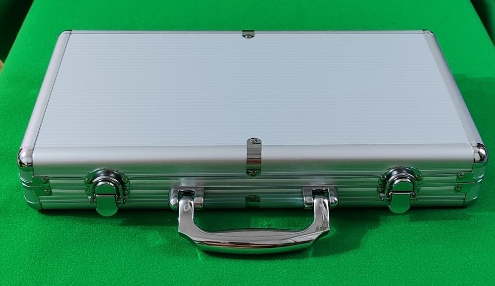 Покерный набор 300 фишек керамические фишке. Покер набор.