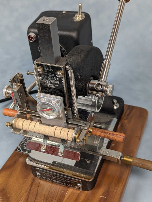 Presa pentru timbru sec/folio - pielarie, marochinarie, legatorie