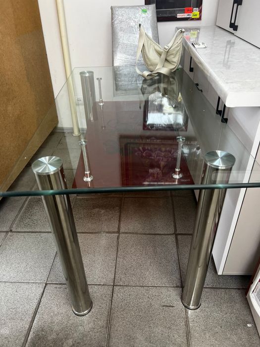 Продается стеклянный стол