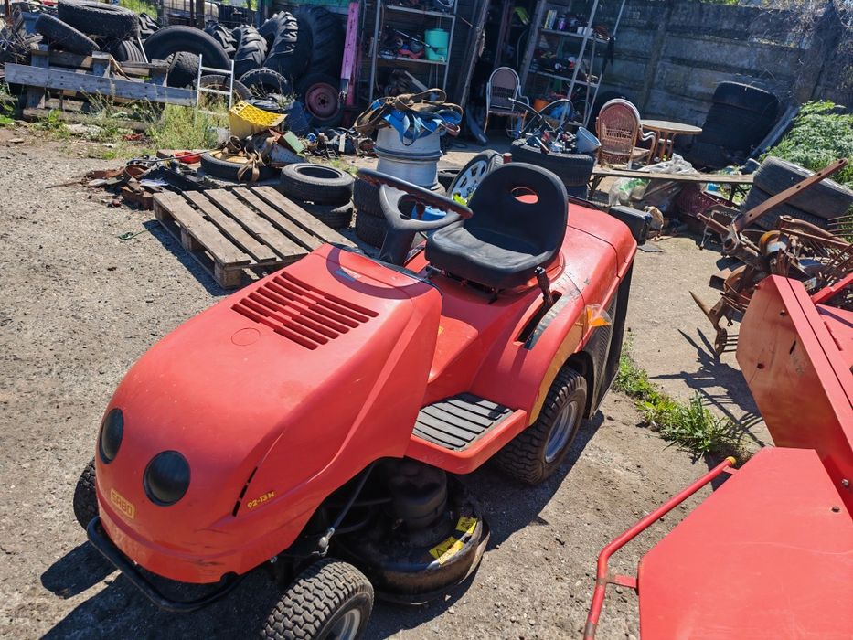 Tractoraș tuns iarba gazon