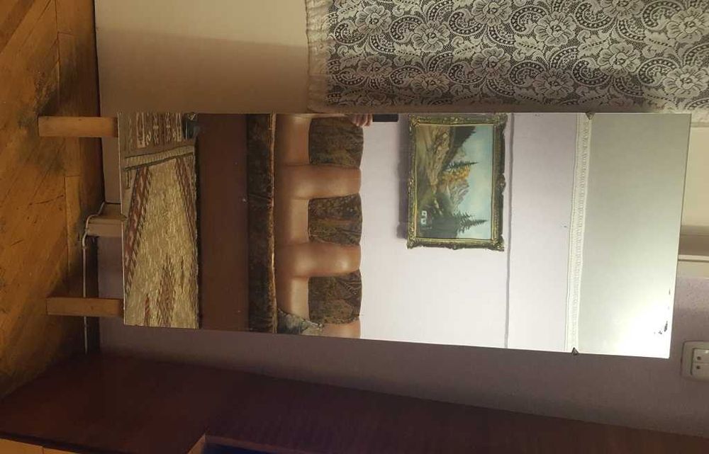 Oglindă de calitate 119 x 50 cm. Suportul este din lemn de esență tare