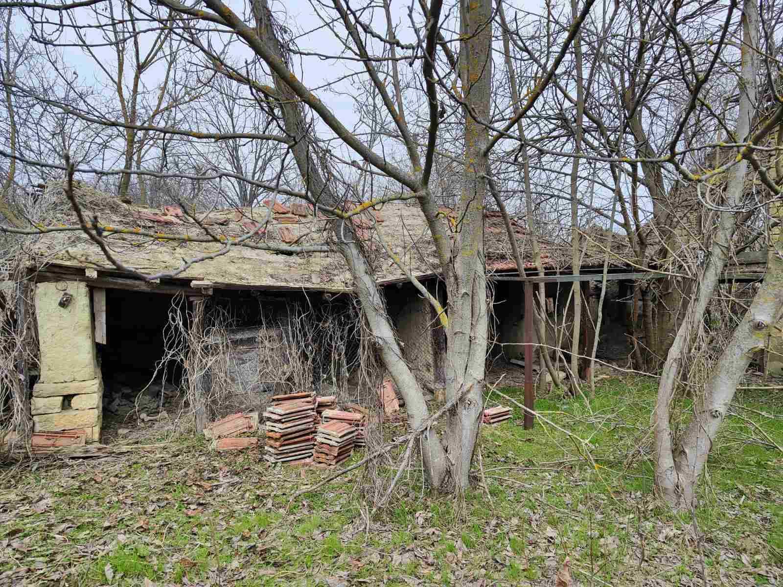 Стара двуетажна къща в с.Ягнило, обл. Варна