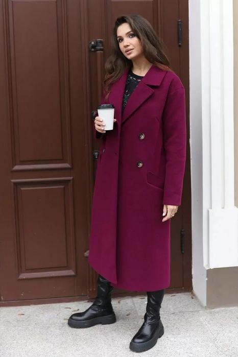 Бардовое пальто.