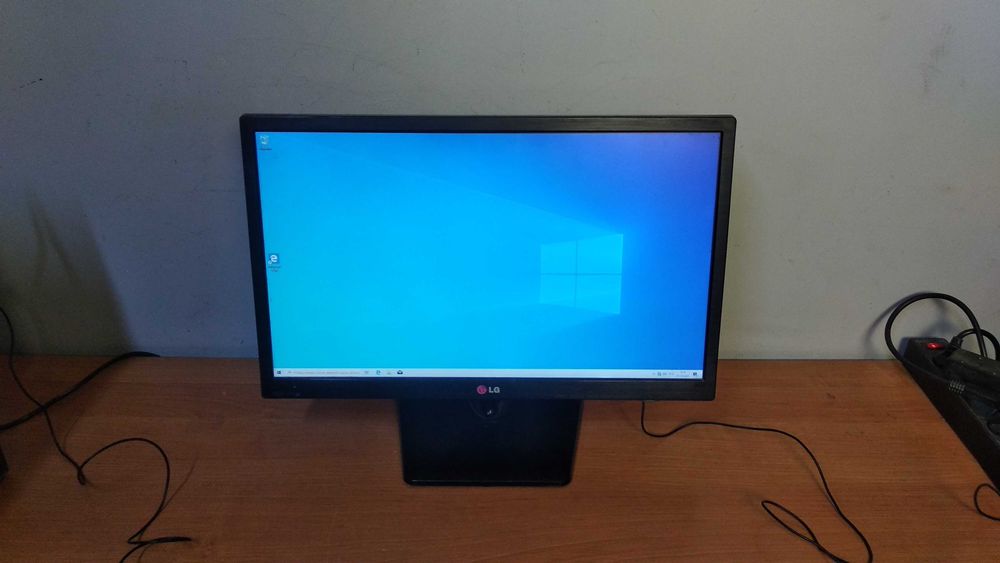 Монитор LG 22 дюйма