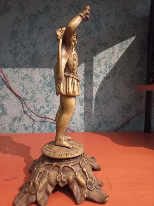 Продам подсвечник паж