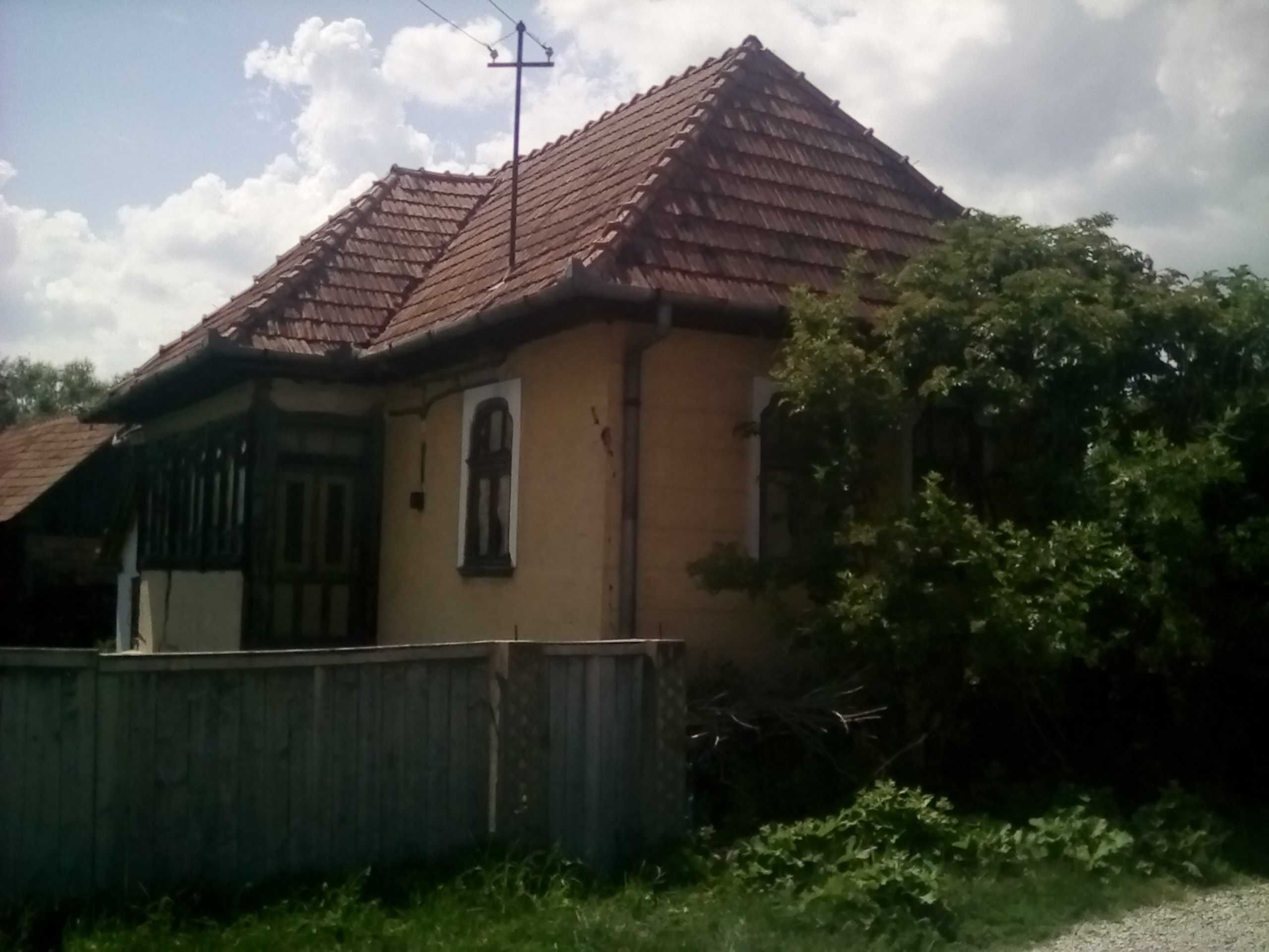 Casă și teren  aproximativ 1200 mp cu CF sat Deleni zona Cheile Turzii