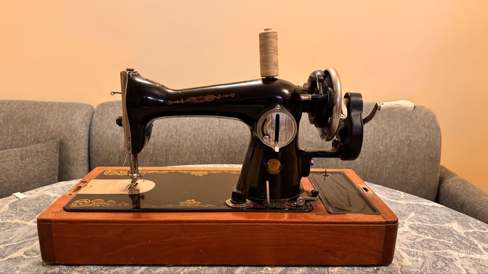 Ретро шевна машина Подольск 1М (ПМЗ им. Калинина) с оригинален капак