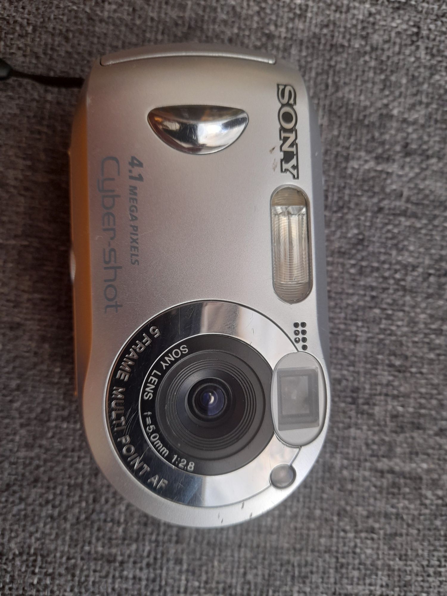 Продавам фотоапарат SONY Cuber-shot (made in Japan)
