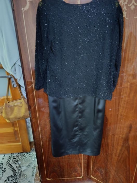 Платье атласное с накидом из бесера