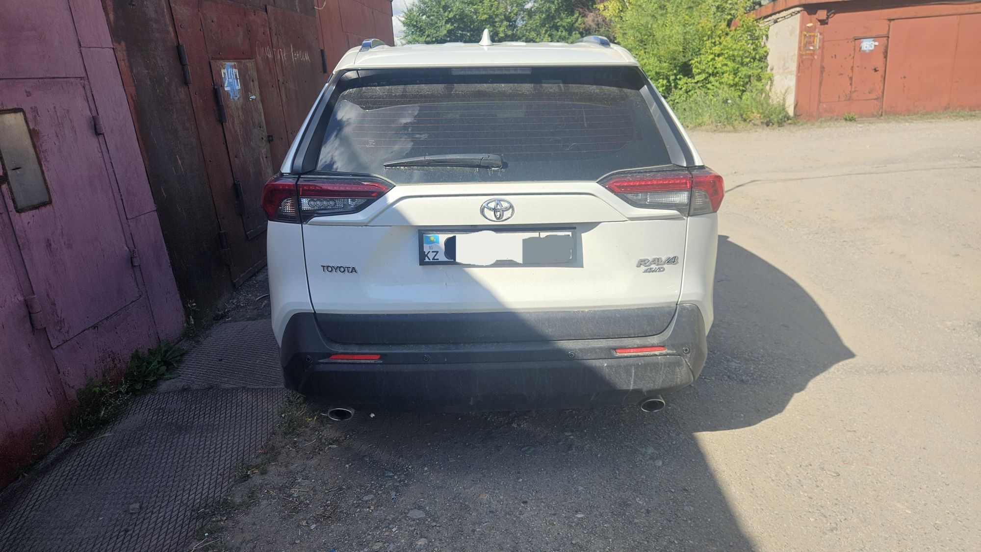 Продам оригинал бампер задний на Toyota RAV 4