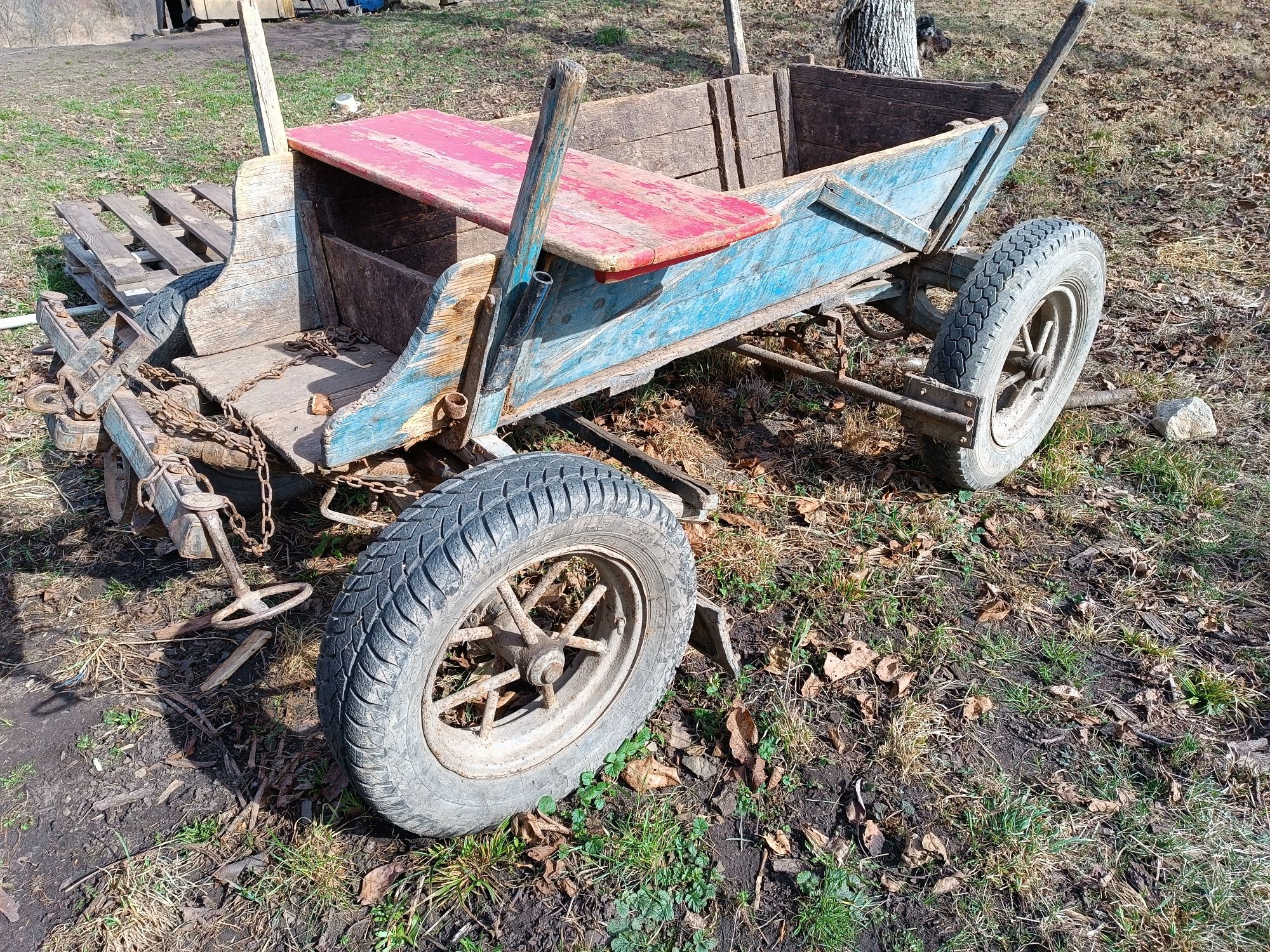 Vând căruță din lemn, starea forte bună și solidă.