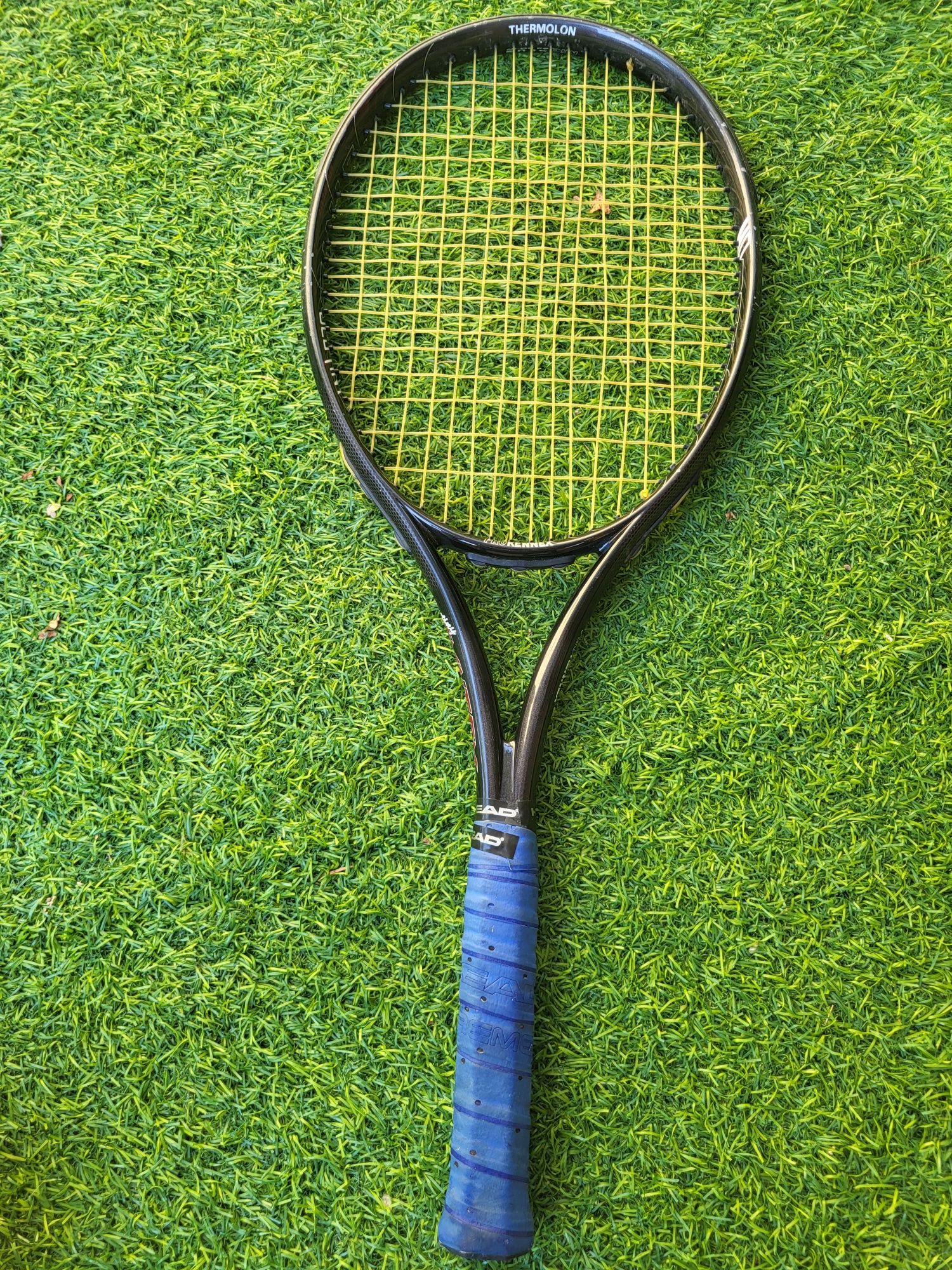 Vând rachetă de tenis