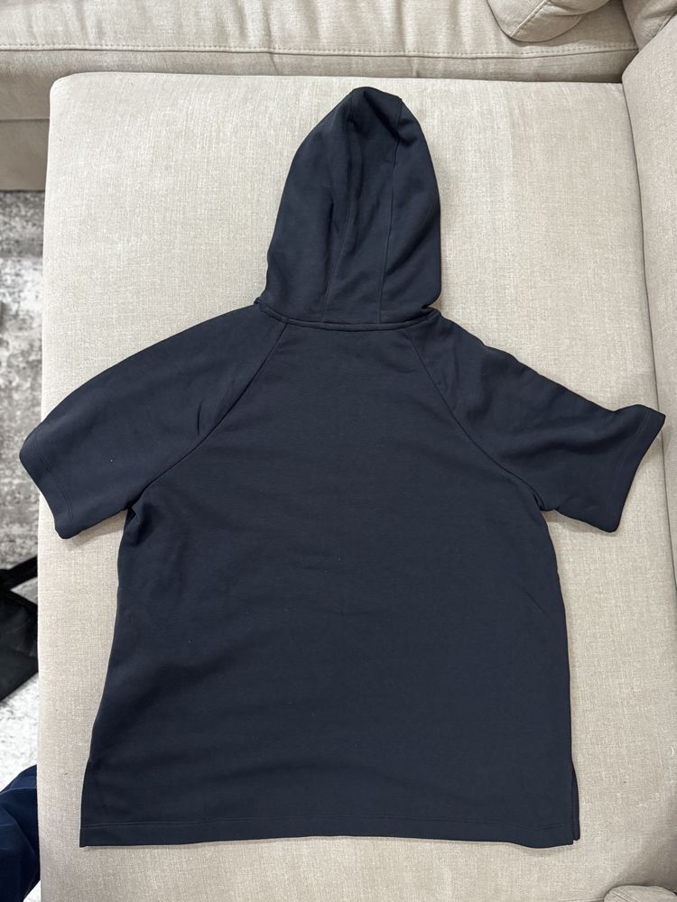 Продавам Under Armour черен дамски суичър с качулка (hoodie), размер М