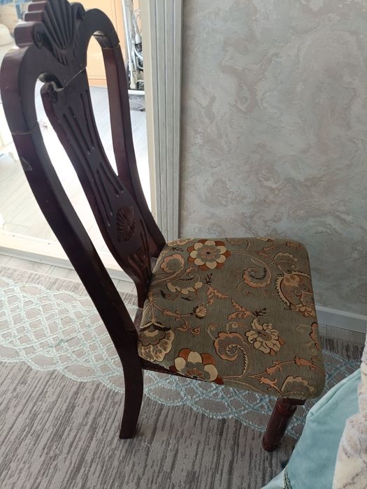 Стулья 12 штук в наборе, есть стол 3 метра