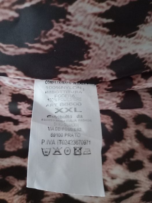 Geacă cu fermoar și glugă