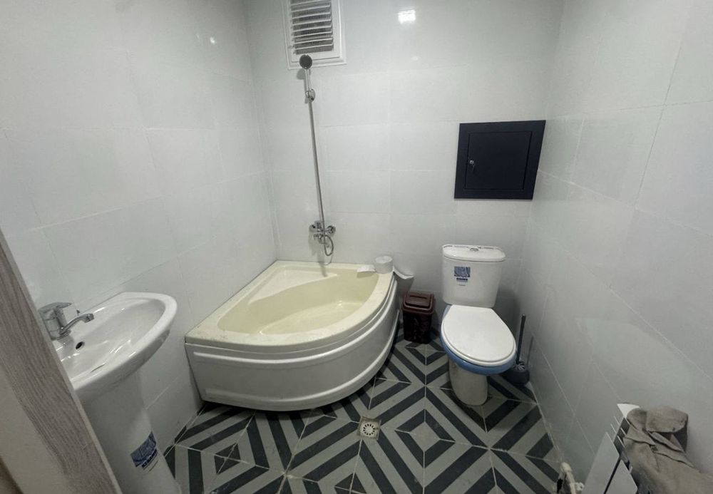 Bodomzor metro yaqin joyda kvartira bor bezmakler