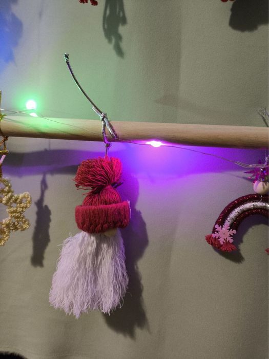 Brad Crăciun de perete handmade cu decoratiuni macrame