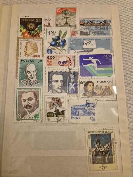 Класьор с марки от различни държави