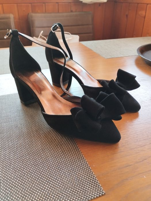 Vând sandale elegante