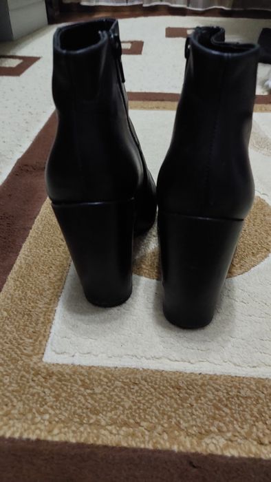 Ghete negre cu toc nr 38