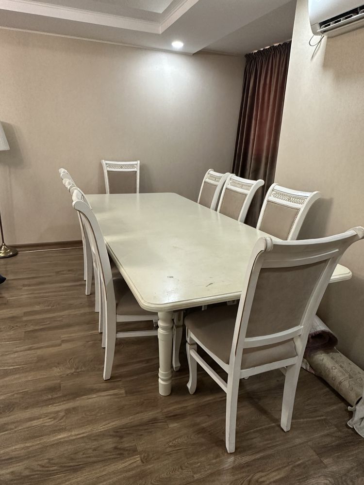 Продаем стол со стульями, шкаф, письменный стол, и диван.