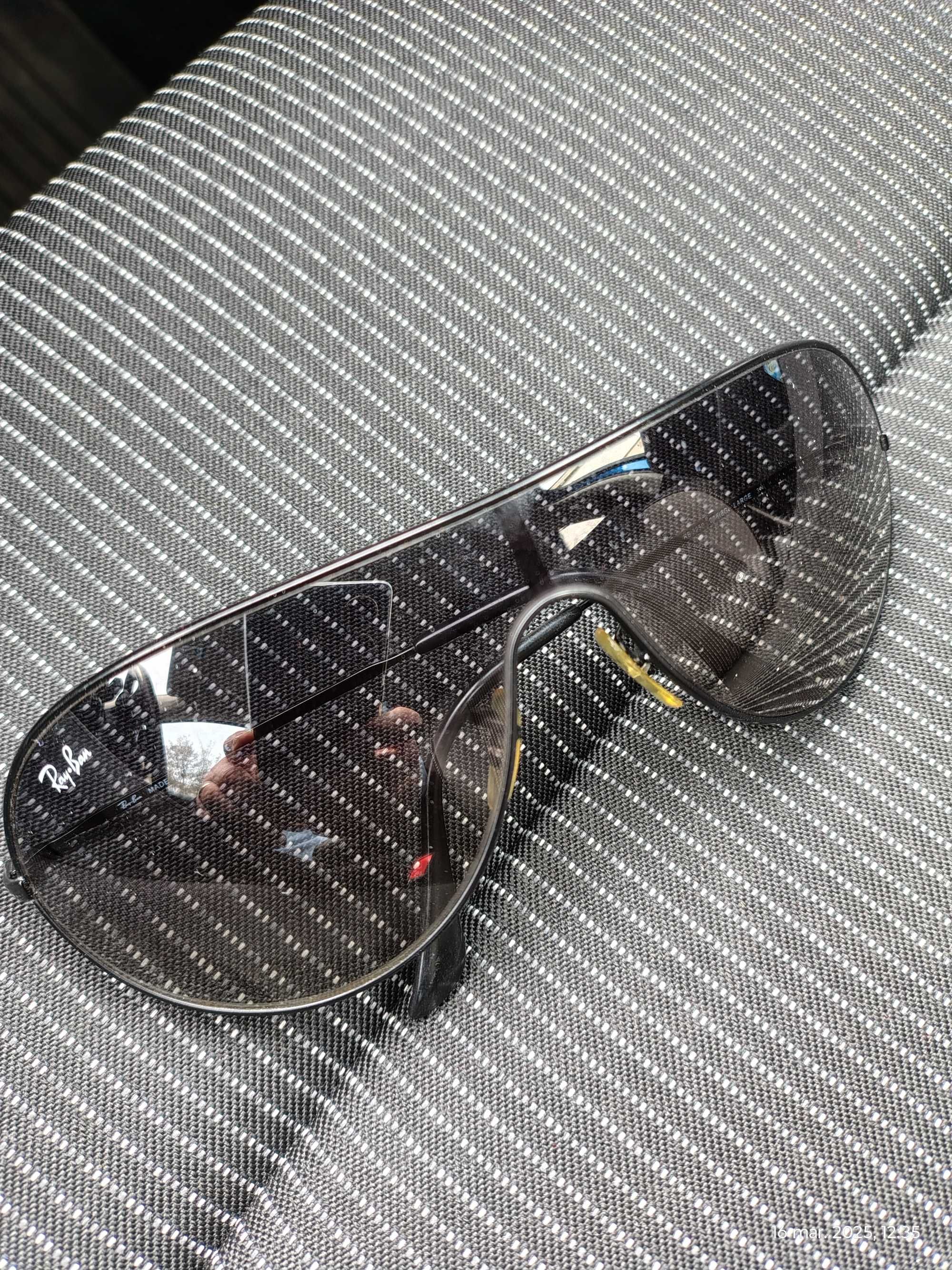 Vând ochelari marca Ray Ban