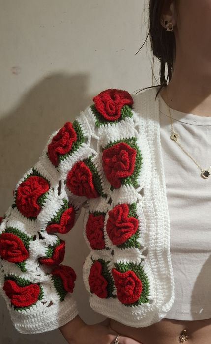 Pulover tricotat manual model DEOSEBIT  cu flori rosii