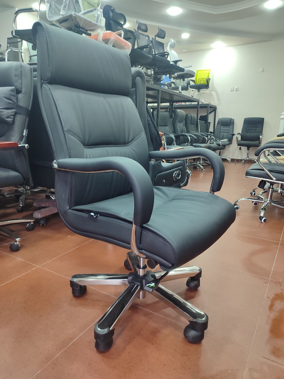Офисное кресло для руководителя модель Мулер