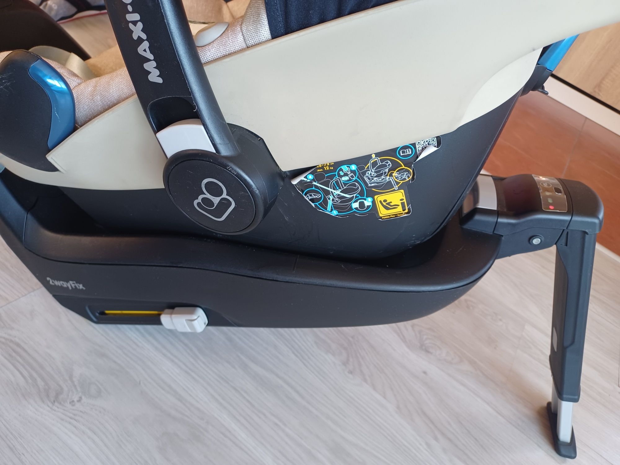 Maxi Cosi Pebble plus 0-12 кг. с Isofix база