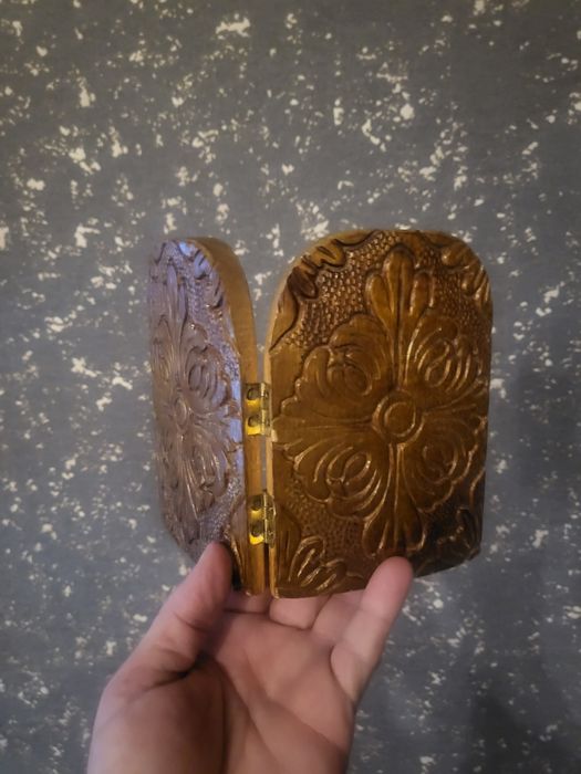 Плакет с дърворезба и две икони