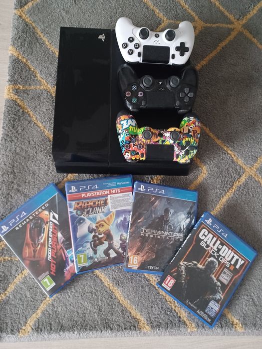Sony PlayStation 4 (original) + 3 controlllere + 4 jocuri – totul func