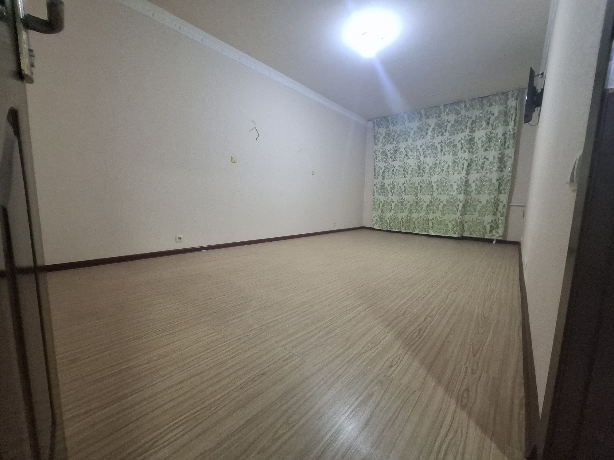 Срочно продаётся 3-комнатная квартира без маклер рядом солнышке базар.