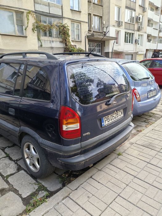 Продавам Опел Зафира