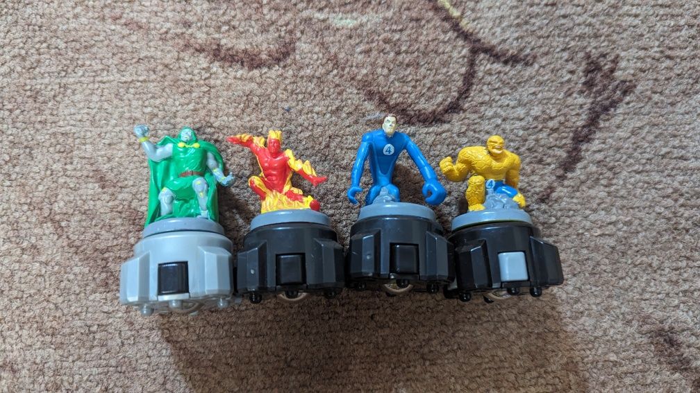 Vând jucării de colecție Marvel