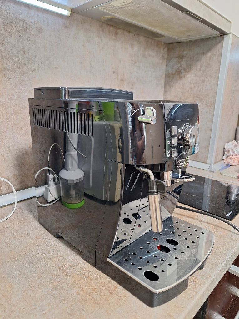 Продавам кафемашина Delonghi magnificaS  ЕCAM 21.118.B
