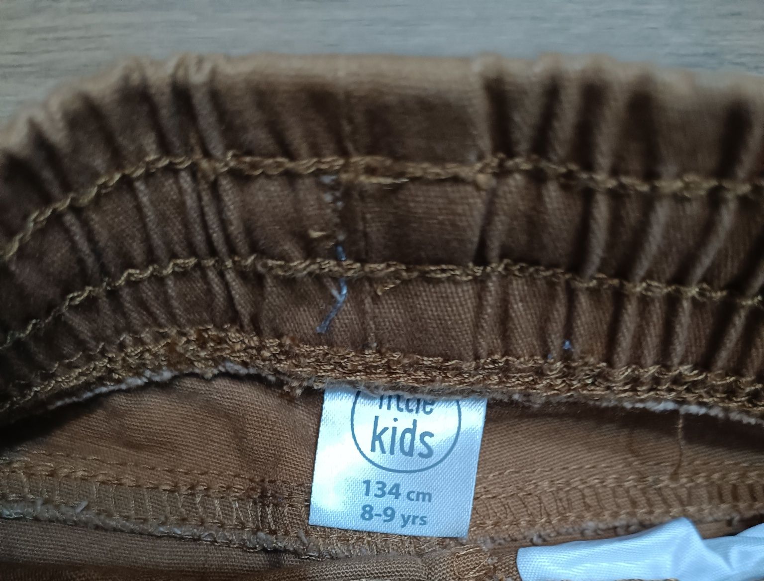 Сива спортна риза Zara,яке с качулка и кафяв панталон