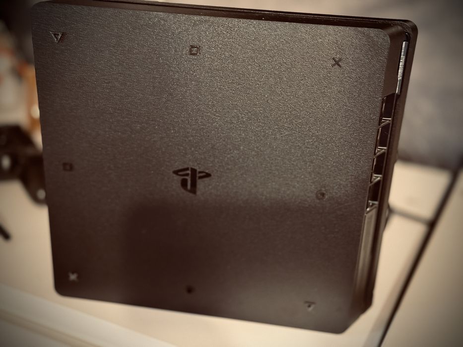 PlayStation 4 + 2 controllere originale, stare excelentă!