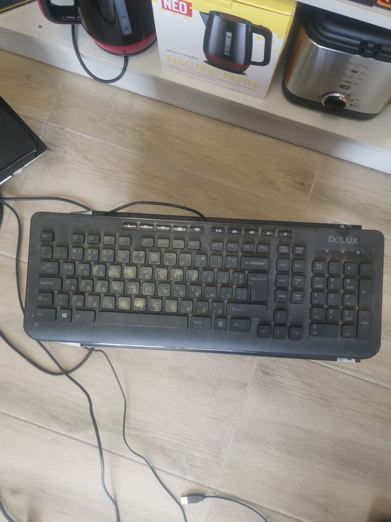 Компютър с монитор и клавиатура