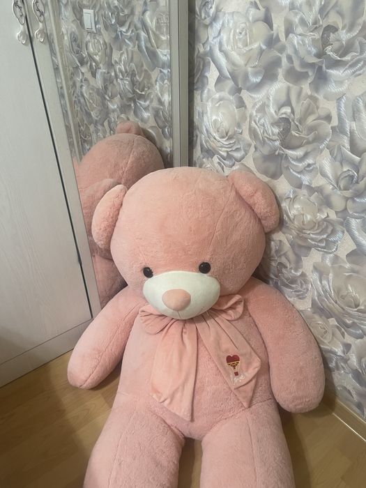 Продается большой розовый медведь
