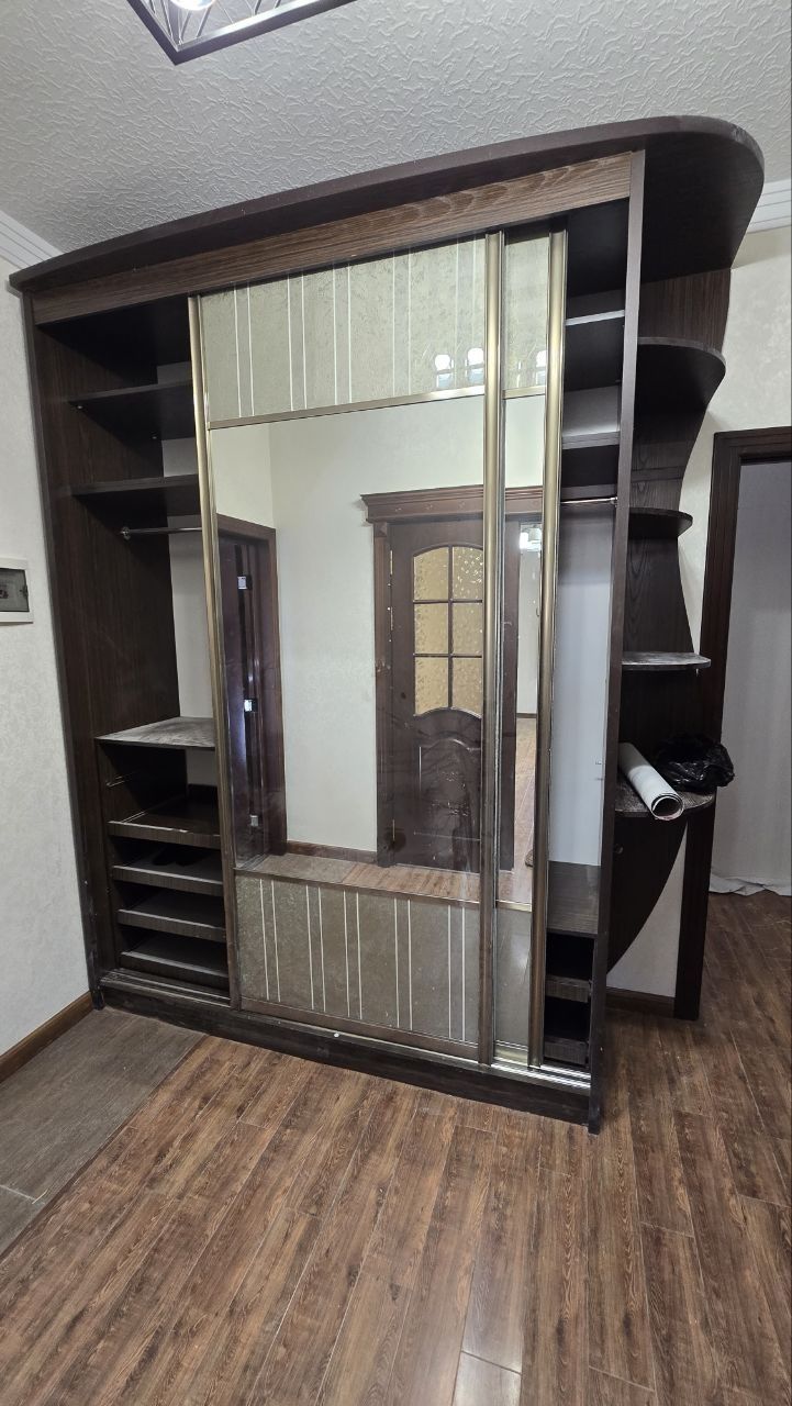 Продаётся шкаф, состояние б/у.
Шкаф в разобранном виде.
Цена: 1 500 00
