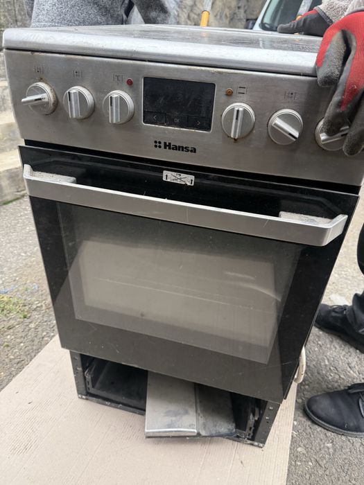 Aragaz Hansa cu plită vitroceramică și cuptor electric
