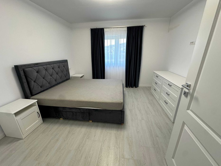 Casa  cuplata  pe colț De inchiriat