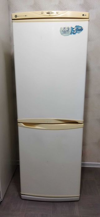 Холодильник LG в хорошем состоянии.