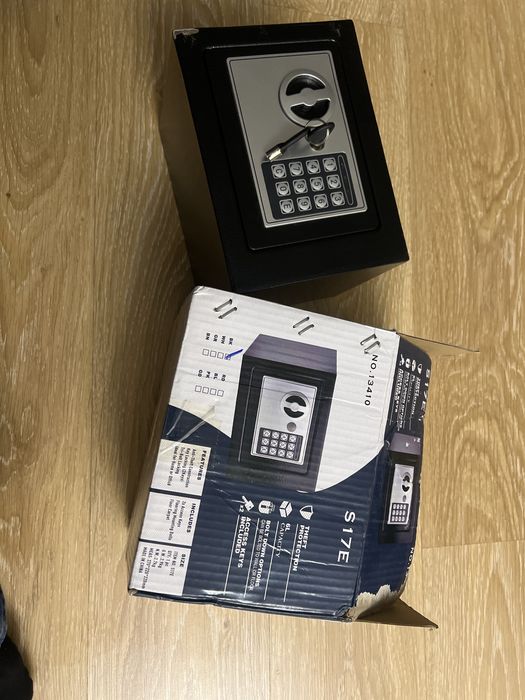 Сейф комнатный не большой