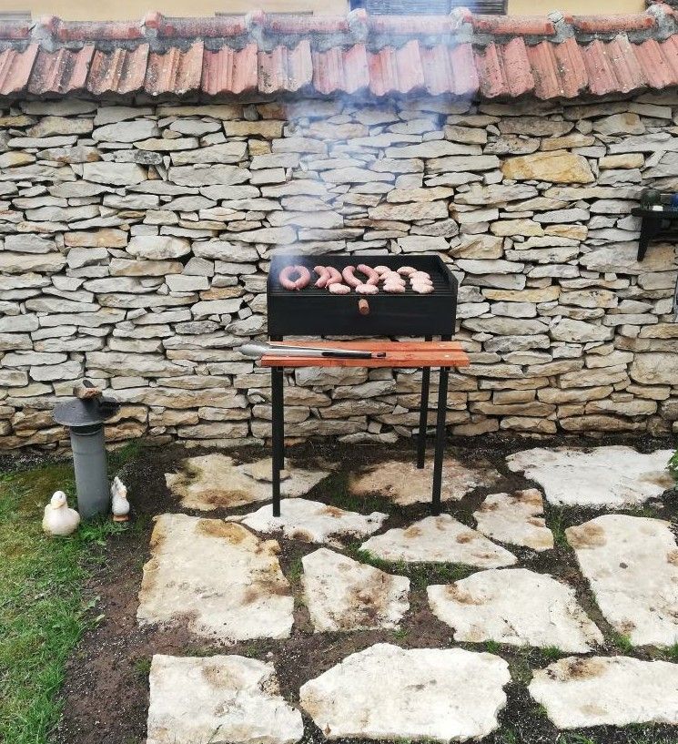 Скара/барбекю на дървени въглища с удобна и практична масичка!