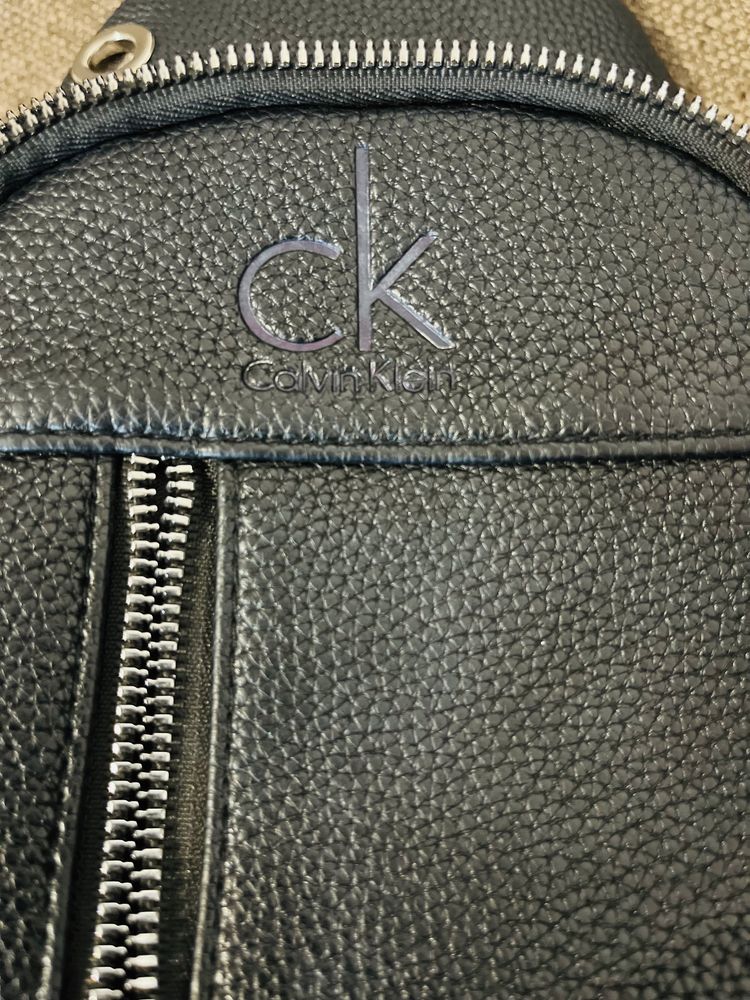 Vând o geantă de umăr pentru bărbați marca Calvin Klein.