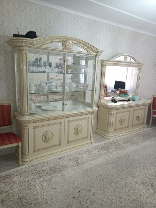 Продаю Сервант и Зеркало, бренди Версачи. самовывоз