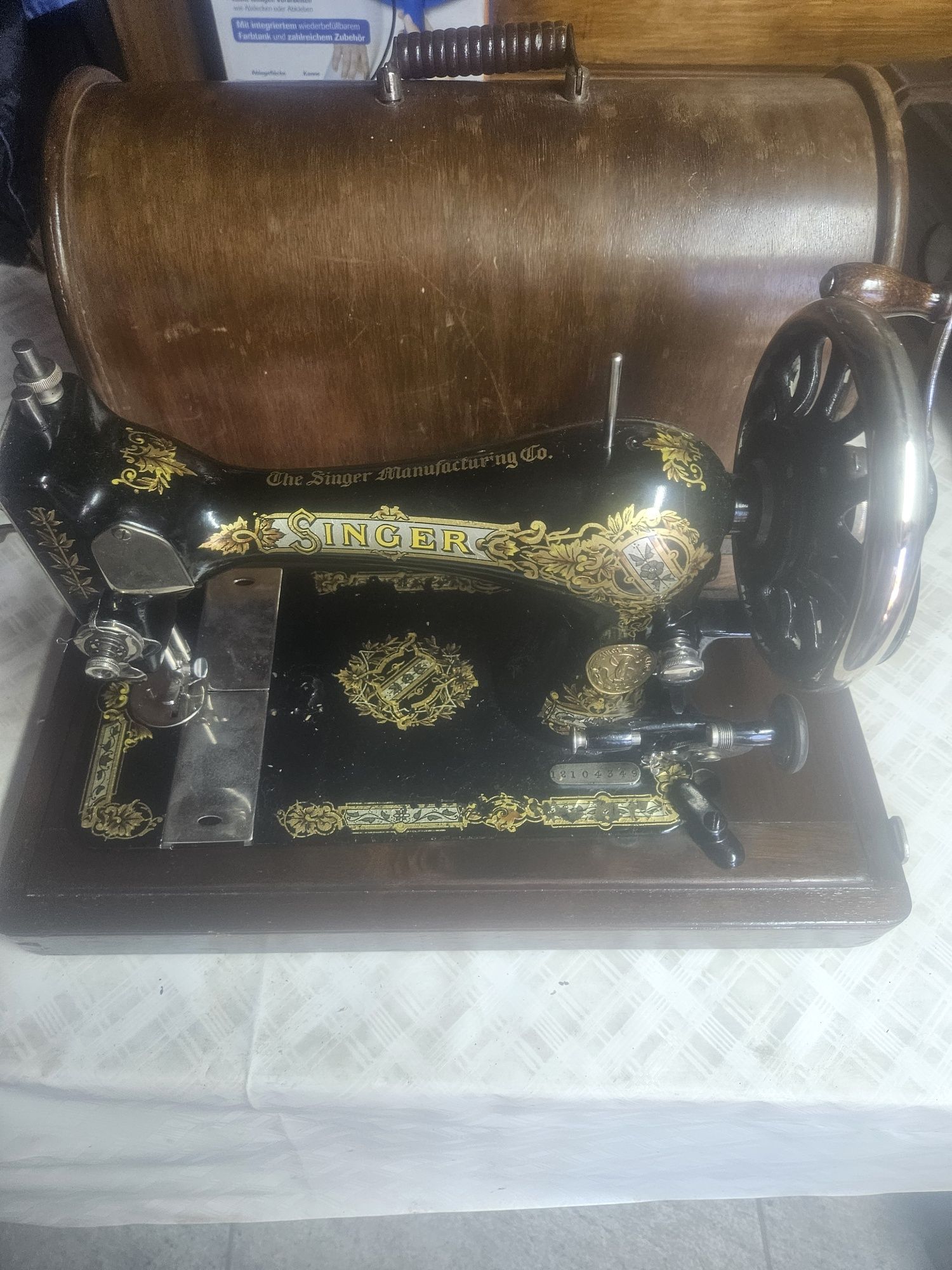2 mașini de cusut manuale Singer si Flora
