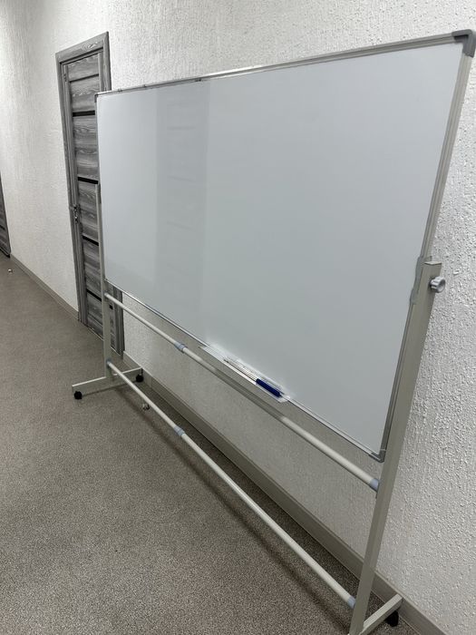Продам срочно маркерную доску, передвижна.
