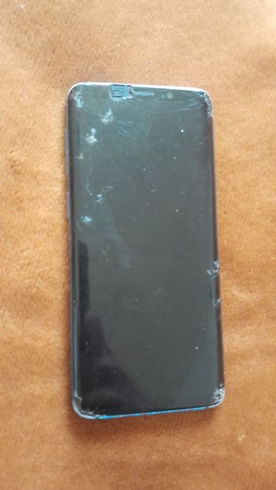 Vând telefon s9 este spart dar merge bine fac și schimb